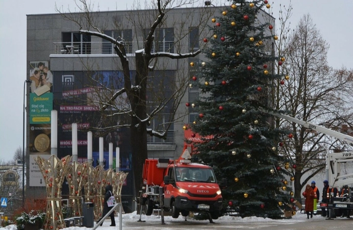 {Na Starym Mieście i przed ratuszem pojawiły się już choinki.}