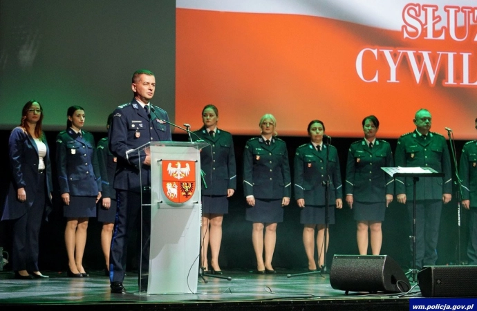 {931 pracowników cywilnych zatrudnionych jest obecnie w garnizonie warmińsko-mazurskiej policji. W Auli im. Anny Wasilewskiej w Olsztynie odbyła się uroczystość z okazji Dnia Służby Cywilnej.}